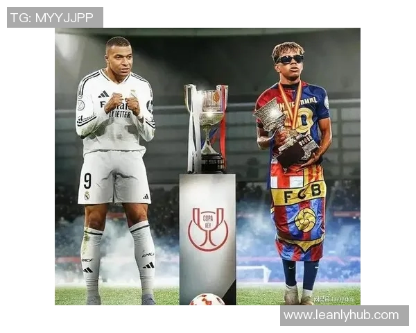 两位足球巨星同框合影展现球场之外的友谊与默契