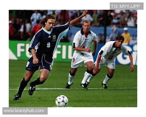 只用右脚踢球的传奇足球明星们的精彩瞬间与成就回顾