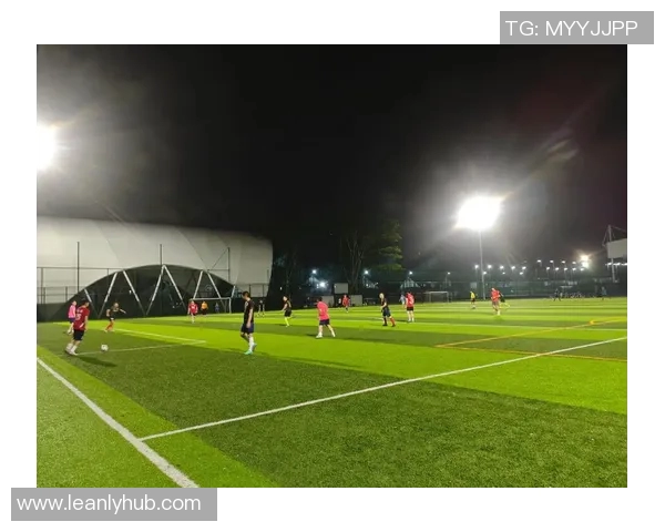 在足球明星环绕下的平凡人生与梦想追逐之旅