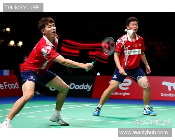 成都羽毛球队在精英赛中的力量展现与战术分析 成都羽毛球队在精英赛中的力量展现与战术分析