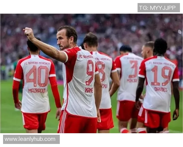 小鹰足球明星背后的故事与成就揭秘，谁是最闪耀的球场之星